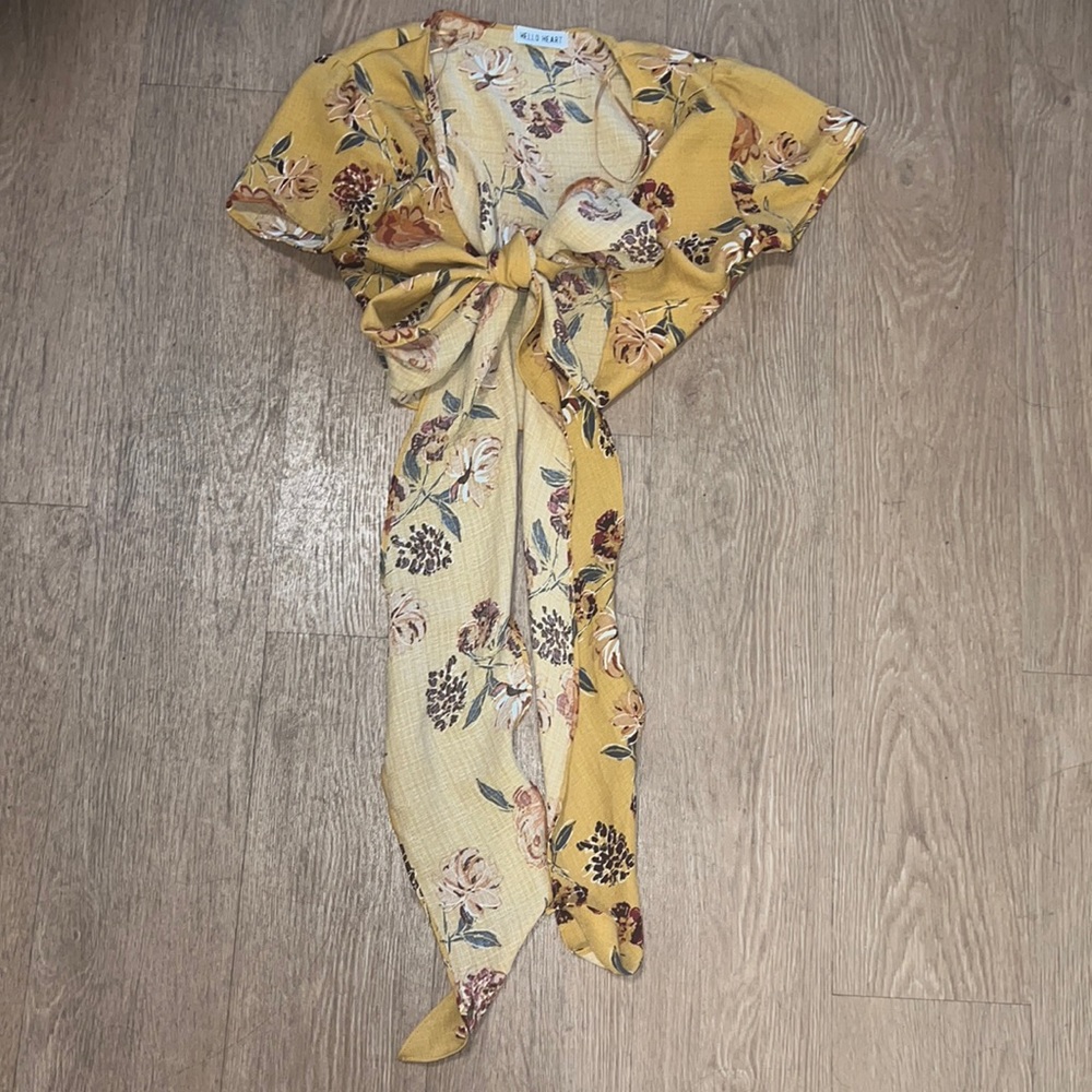 Mustard yellow floral tie-front short sleeve crop top